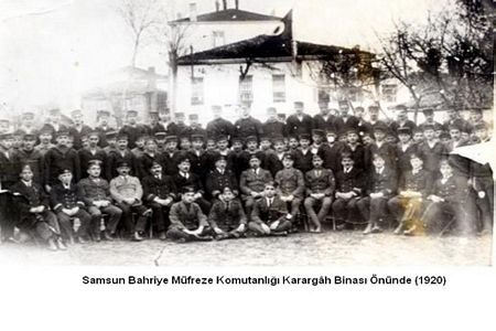 Samsun Bahriye Müfreze Komutanlığı Karargâh Binası Önünde (1920) Samsun Bahriye Müfreze Komutanlığı Karargâh Binası Önünde (1920)