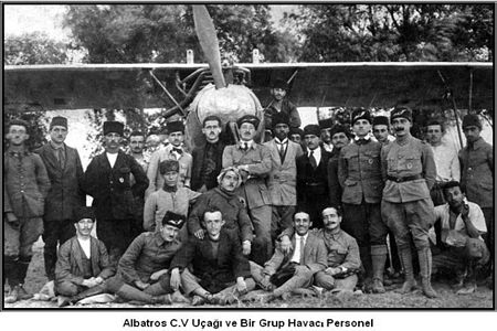 Albatros C.V Uçağı ve Bir Grup Havacı Personel Albatros C.V Uçağı ve Bir Grup Havacı Personel
